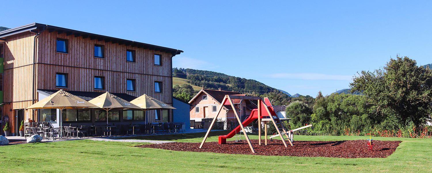 XL Lounge Terrasse und Spielplatz